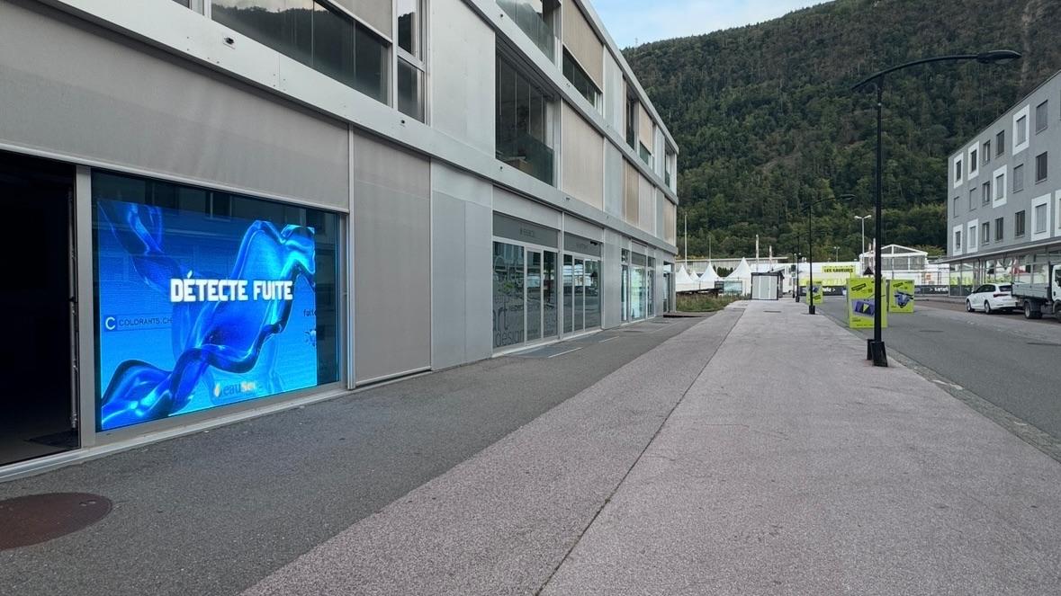 A louer 1920 Martigny Commerce 8 pièce(s)